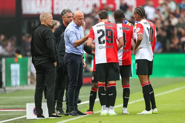 Arne Slot hizo un llamado de atención a Santiago Giménez