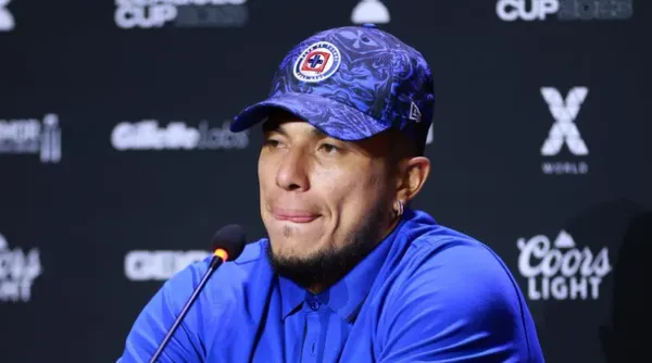 Carlos Salcedo en una rueda de prensa de Cruz Azul (Getty)