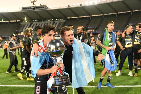 Anselmi se consagró Campeón de la Copa Sudamericana con Independiente del Valle en 2022. (Foto: Imago)