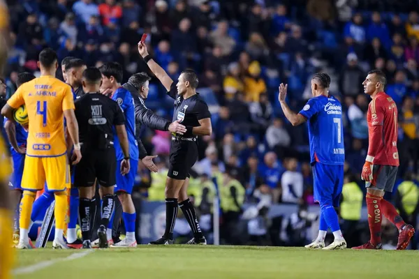El árbitro central Marco Antonio Ortiz expulsó a Willer Ditta. (Foto: Imago7)