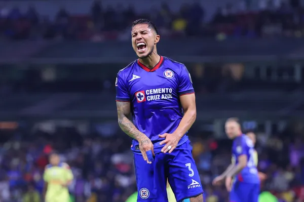 Carlos Salcedo no estaría disponible para el Cruz Azul vs. Pumas (Imago 7)