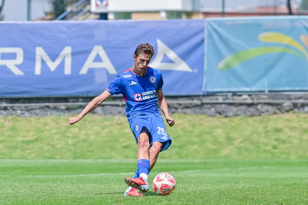 Emiliano Castañeda se encuentra a prueba en Inglaterra (Imago7)