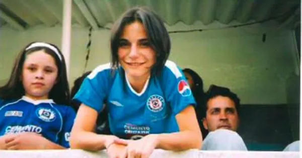 Martha Higareda y una de sus tardes en el Estadio Azul alentando a Cruz Azul. (Foto: Facebook)