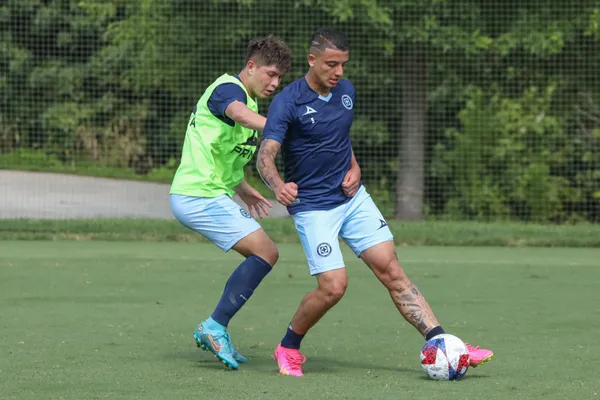 Kevin Castaño, titular en la práctica del domingo. (@CruzAzul)