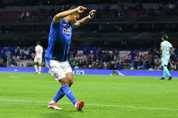 Orbelín Pineda y su 'moto' particular cuando celebraba un gol (Imago 7)