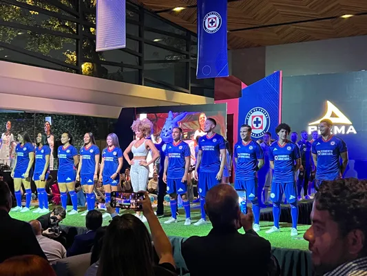 Presentadas las playeras de Cruz Azul. (Twiter Armando Melgar)