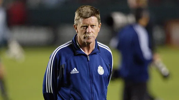 Hans Westerhof con la ropa de Chivas. (Getty Images)