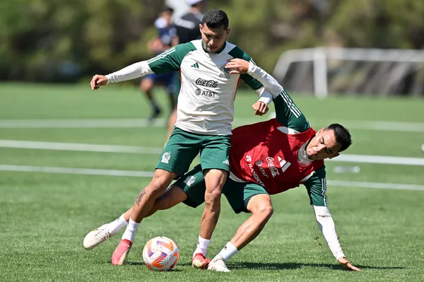Charly, con la ropa de suplente en el entrenamiento del Tri en Las Vegas. (Imago 7)