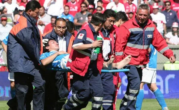 En la final del Apertura 2008, César Villaluz fue retirado en camilla tras el choque con Cruzalta. (Medios)