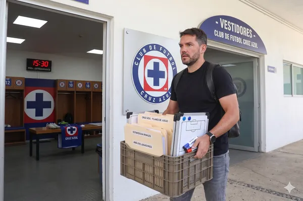 Nicolás Larcamón dejó de ser el DT de Cruz Azul en la antesala de la Liguilla.