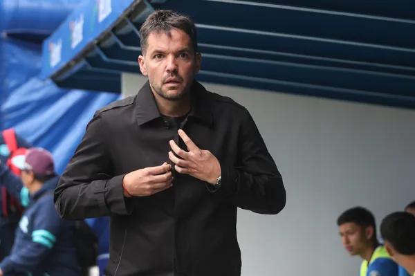 Nicolás Larcamón prefiere trabajar con plantillas cortas. (Imago7)