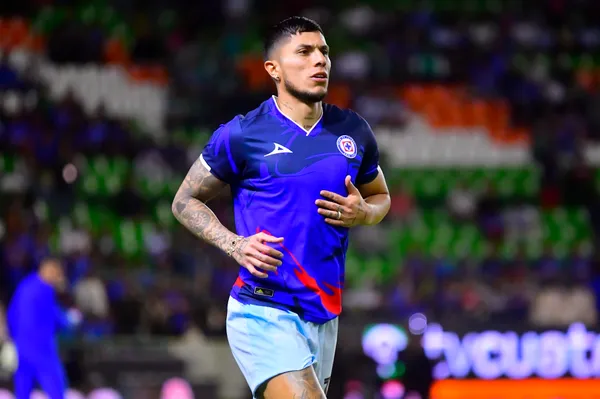 Carlos Salcedo se mantendría en Cruz Azul. (Foto: Imago7)