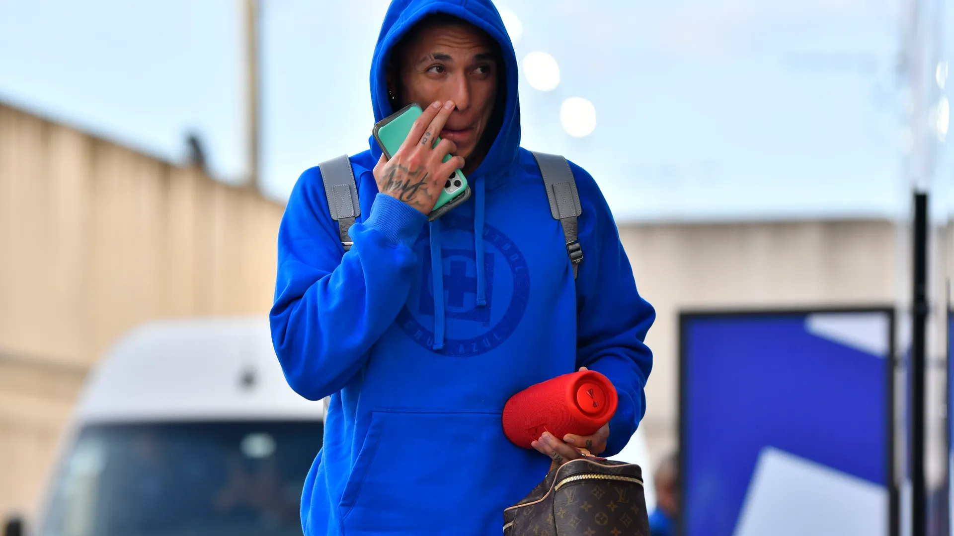 "Te tratan mal...": El dolido mensaje de Carlos Salcedo tras rumores de su salida de Cruz Azul