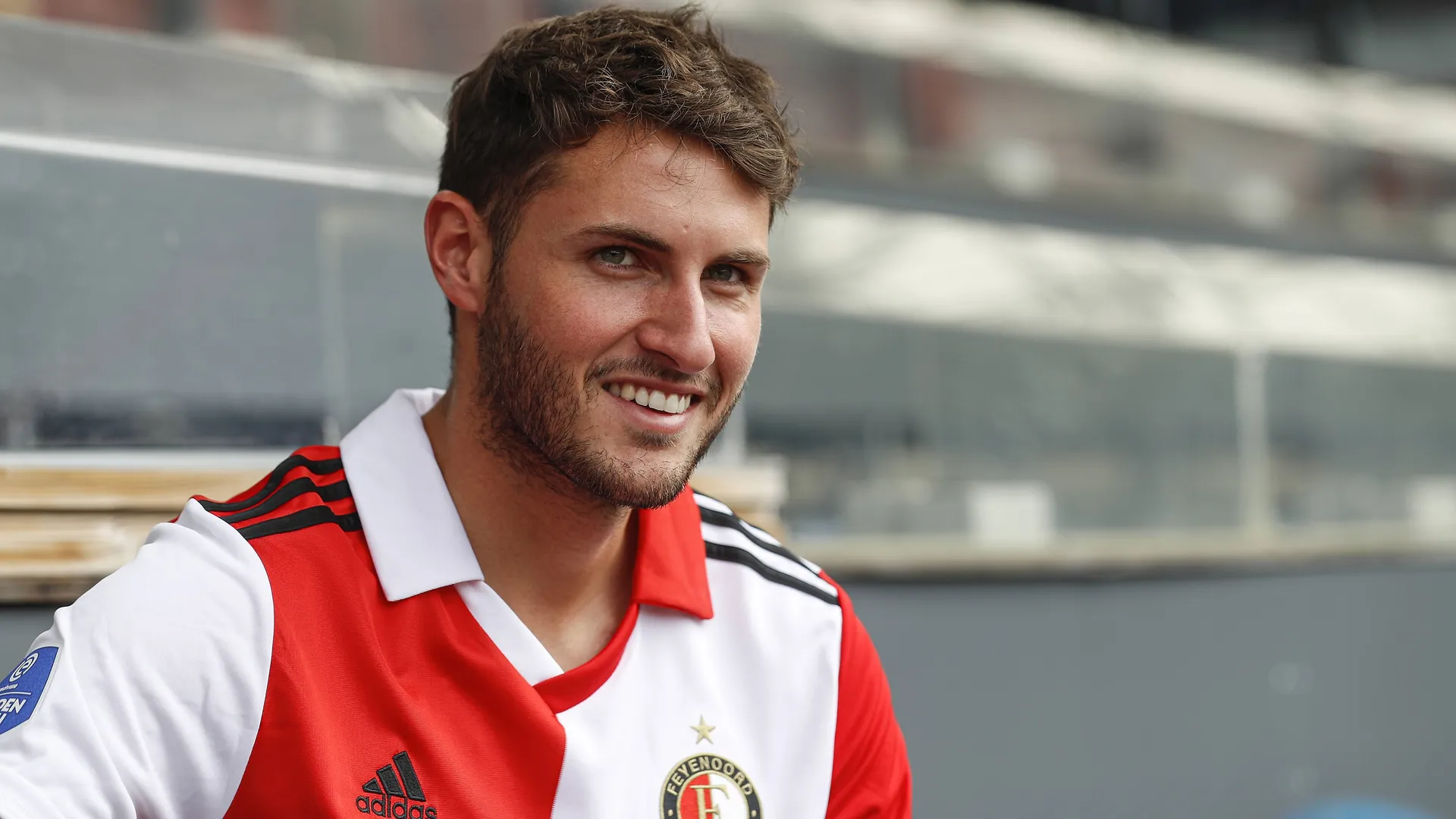 Santiago Giménez renovó con el Feyenoord hasta 2027