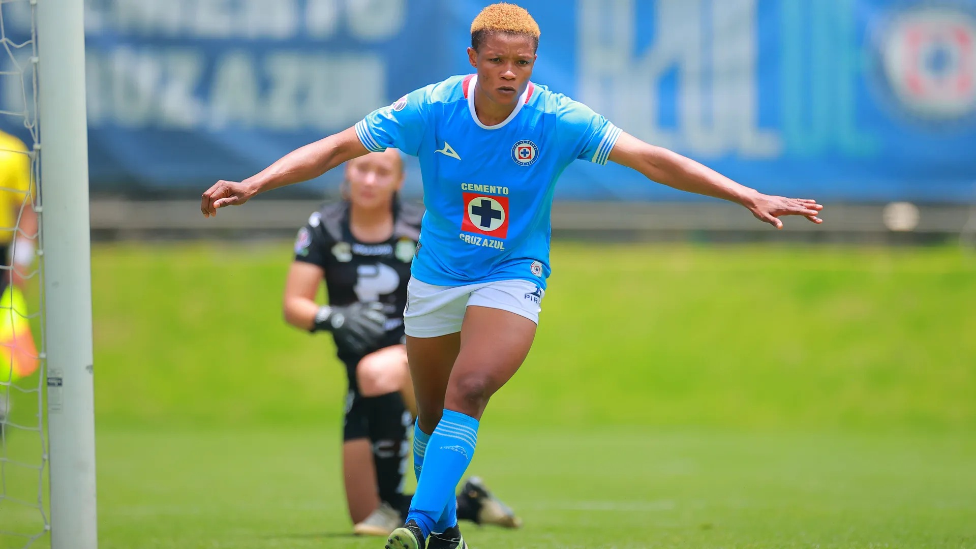 Vivian Ikechukwu causa baja en Cruz Azul Femenil.