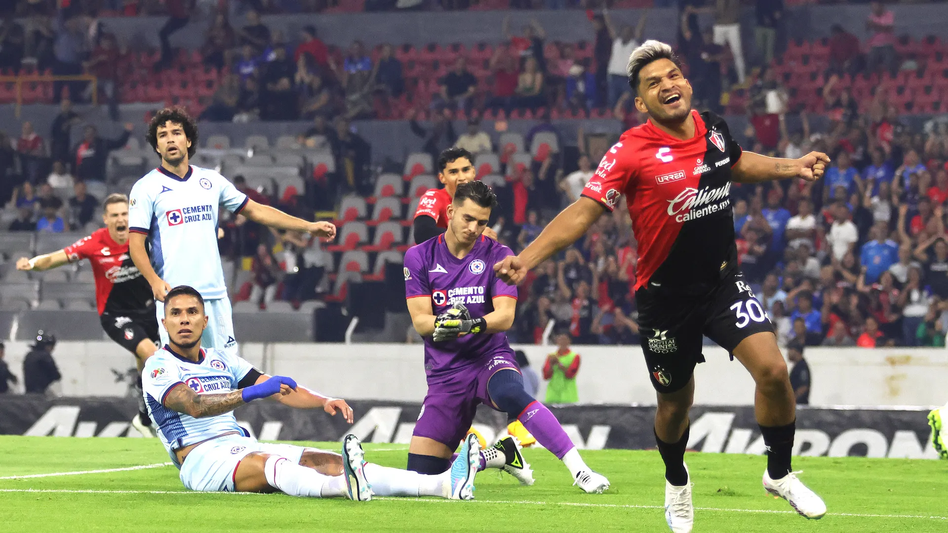 Cruz Azul no mintió: el Mudo Aguirre es baja un largo tiempo por lesión