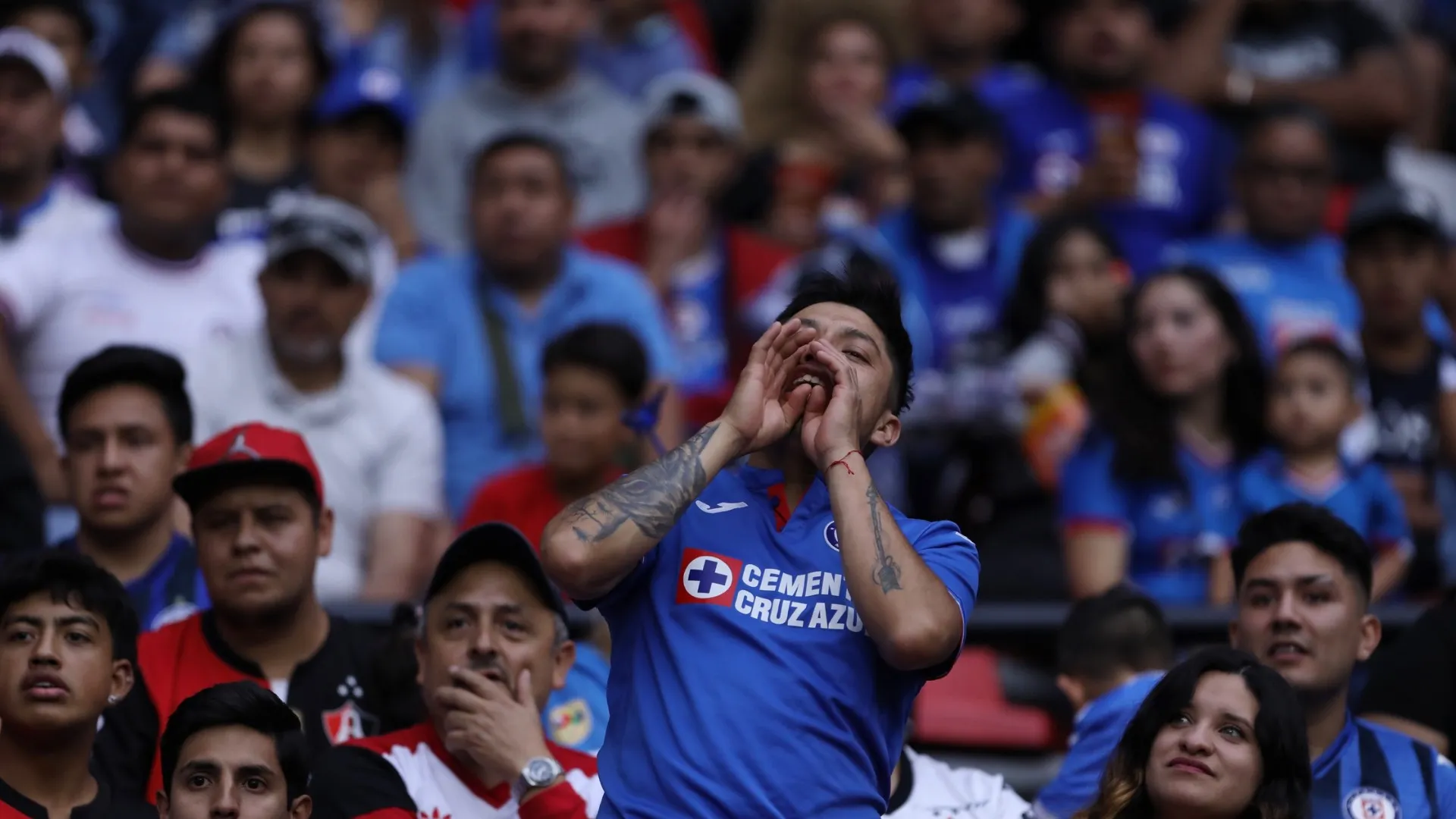 POLÉMICA: Sorprenden a jugador de Pumas portando la playera de Cruz Azul