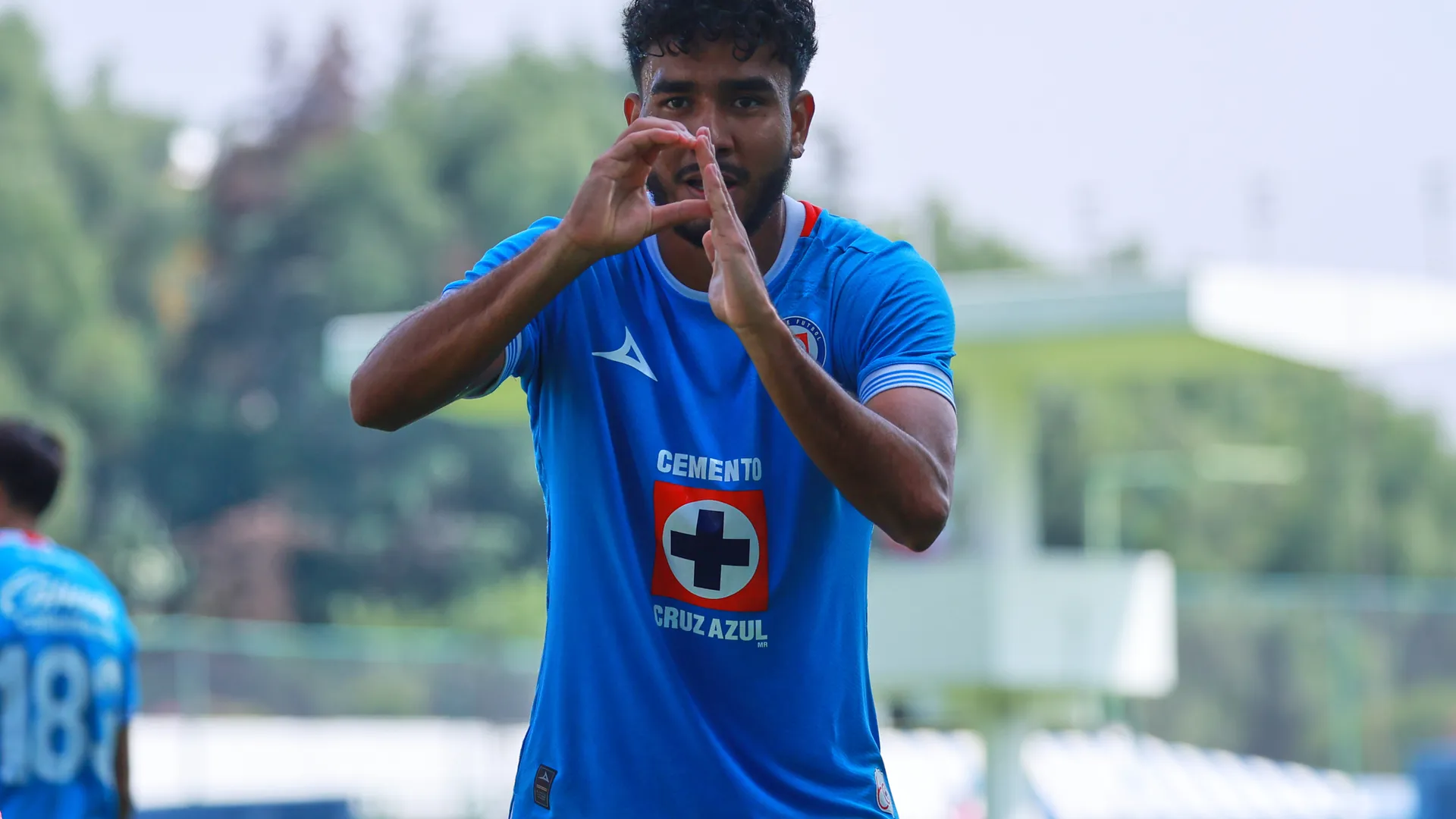 Samuel Espinosa causa baja de Cruz Azul para el Clausura 2025.