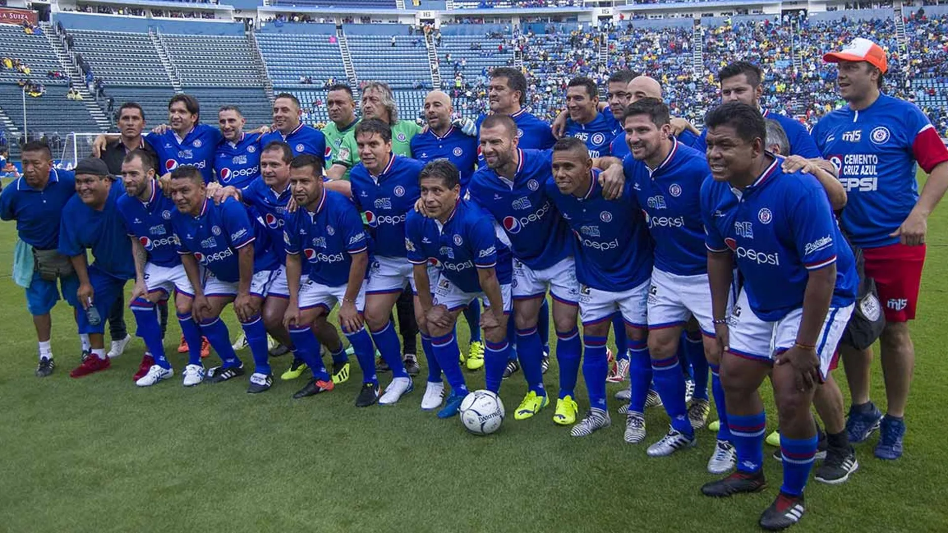 Imagen que duele: Un ídolo y leyenda Cruz Azul posa con la playera de otro club