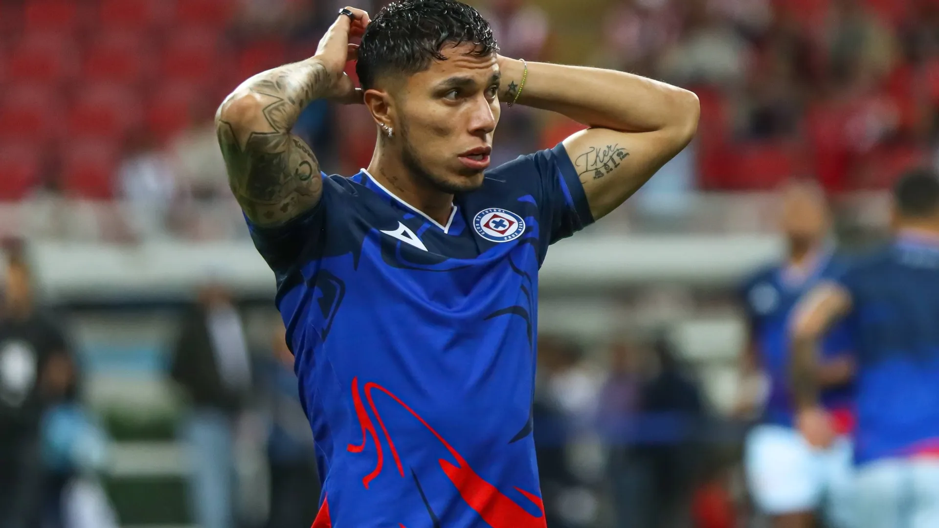 La afición volvió a estar ardida con Carlos Salcedo en Cruz Azul