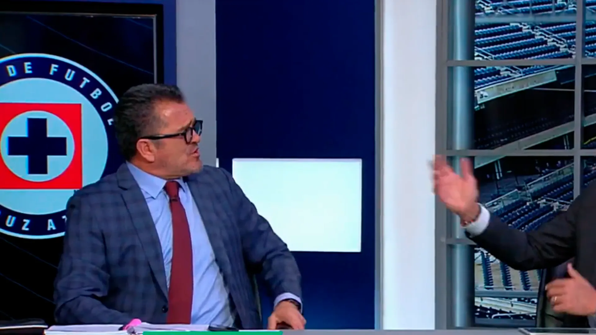"Salva a Cruz Azul si eres tan líder", excementero desafió a Carlos Hermosillo en plena transmisión en vivo