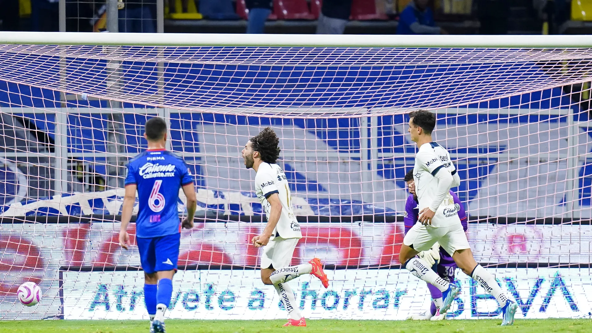 POLÉMICA: El segundo penal de César Huerta contra Cruz Azul también se debió repetir