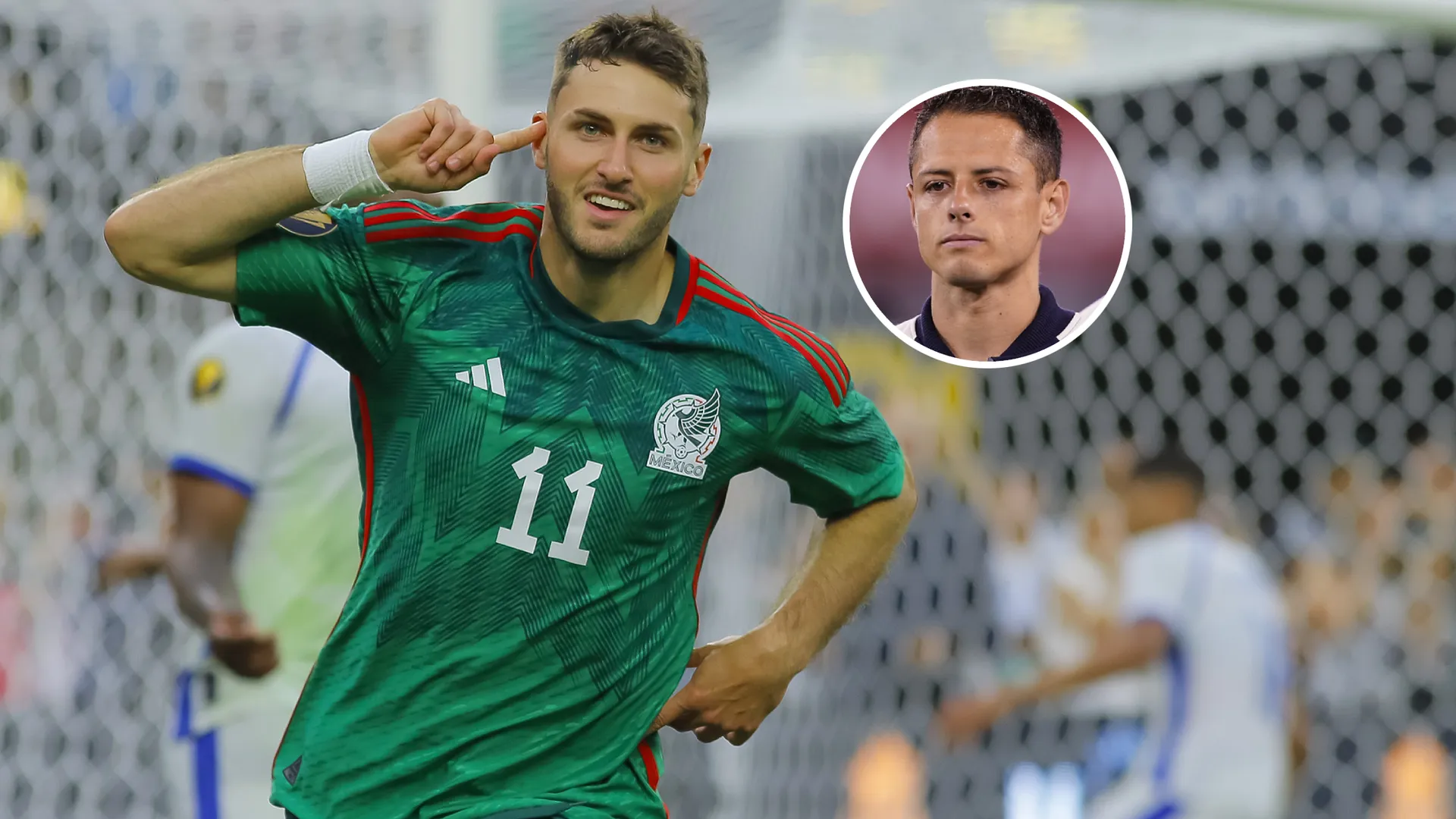 Santi Giménez "revive" a Chicharito.