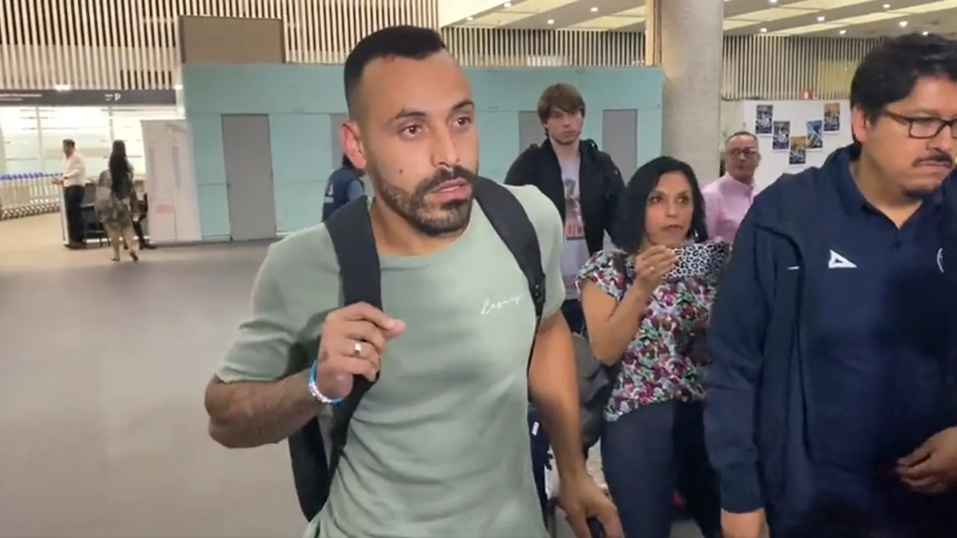 Moisés Vieira arribó a México para firmar con Cruz Azul.