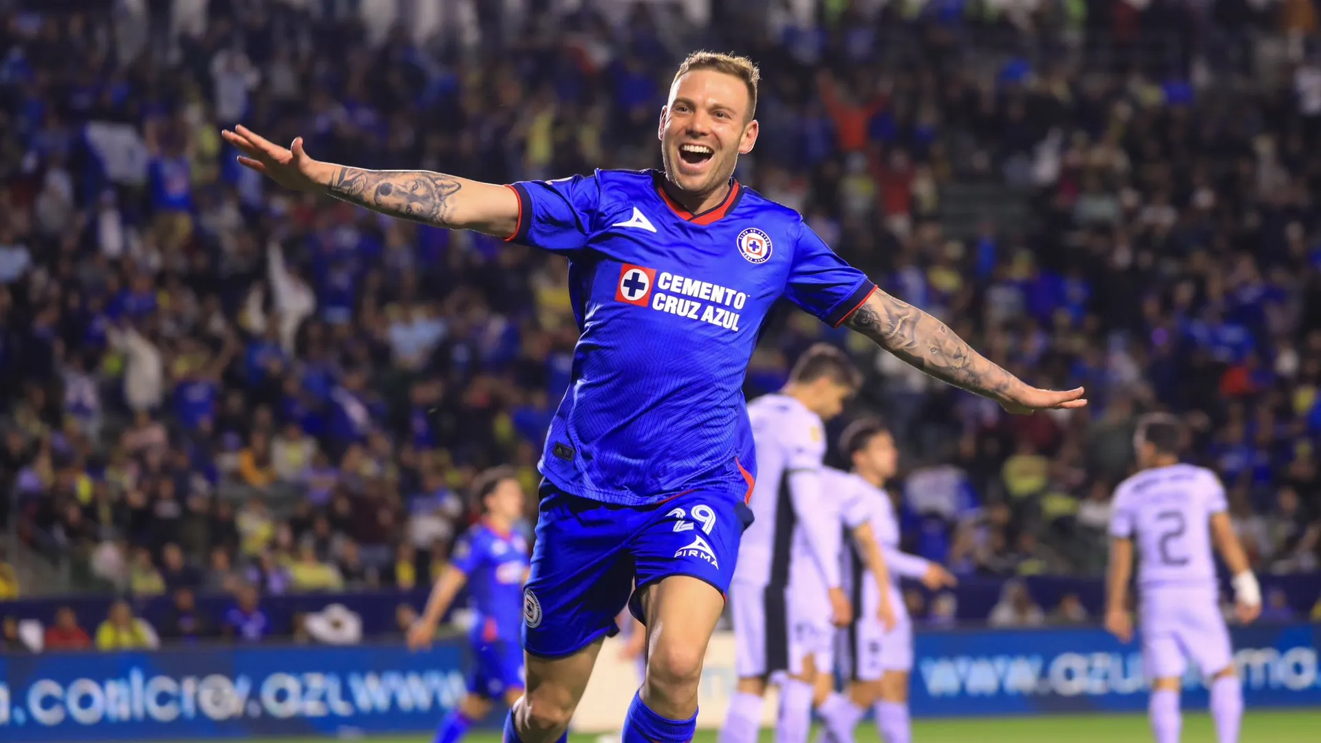 Rodolfo Rotondi consiente a la afición de Cruz Azul: salió a pie en La Noria