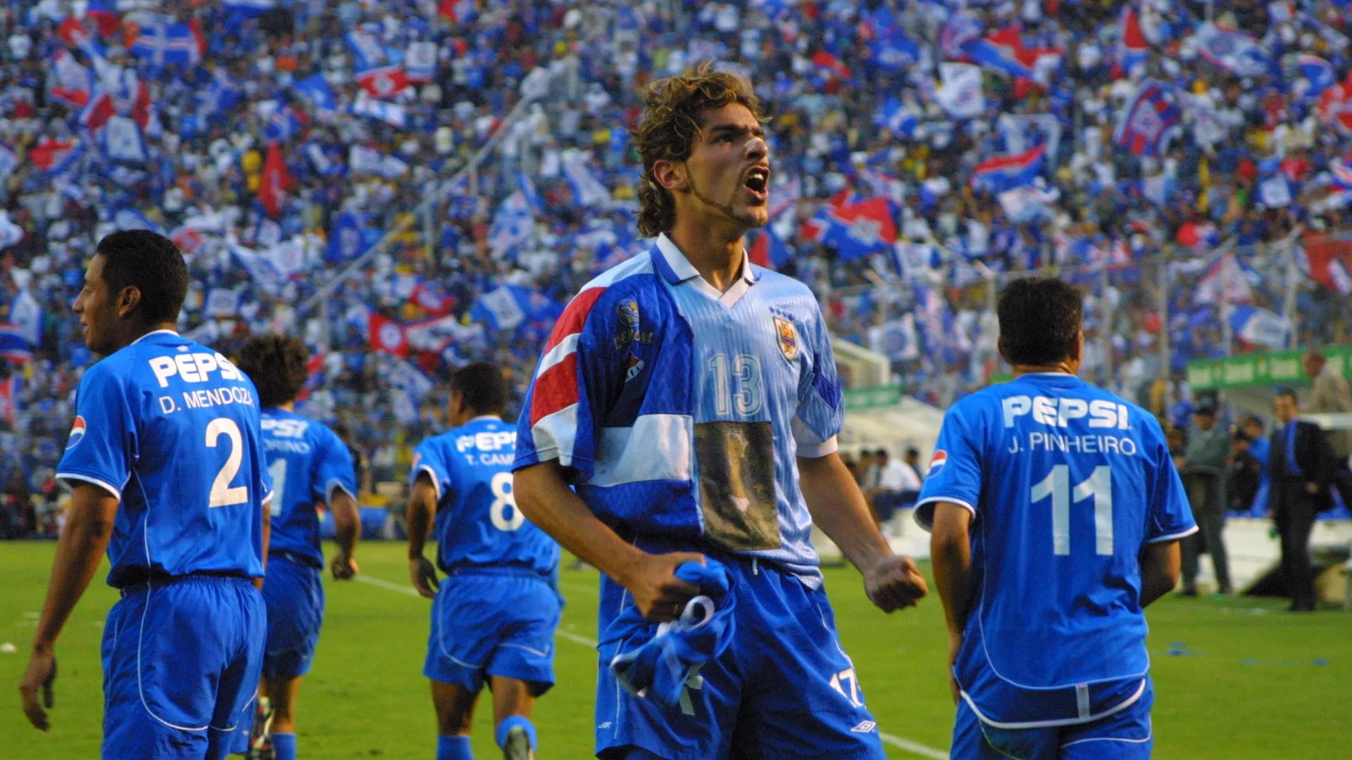 Sebastián Abreu, en festejo de gol con Cruz Azul.