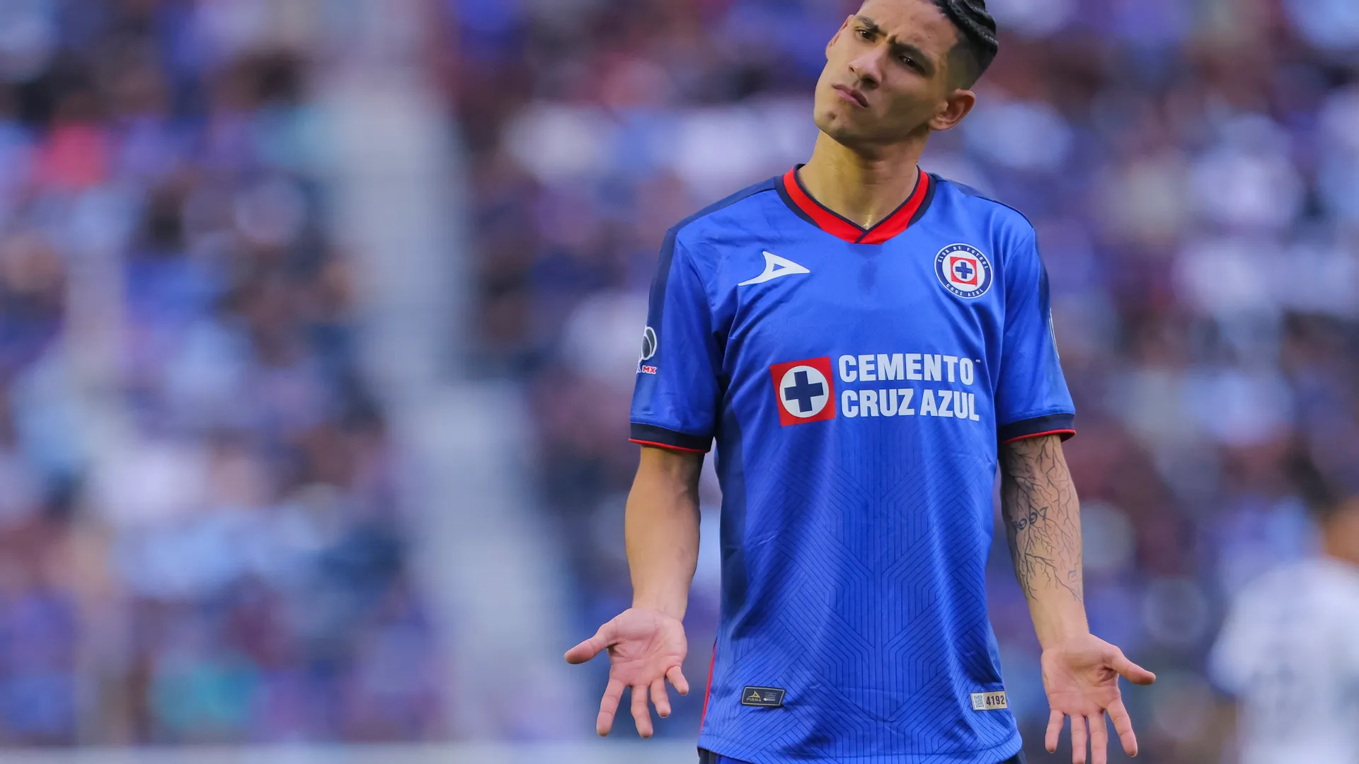 Se revela la razón por la que Cruz Azul aún no define la venta de Uriel Antuna al AEK de Atenas
