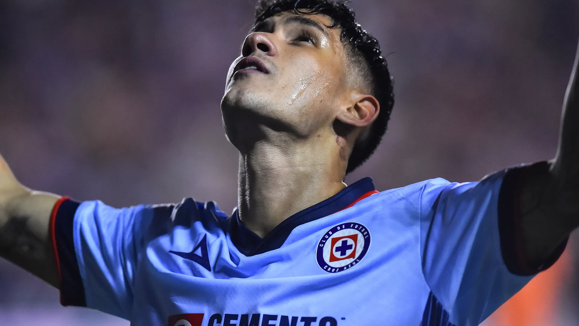 Antuna celebra su gol con Cruz Azul ante San Luis.