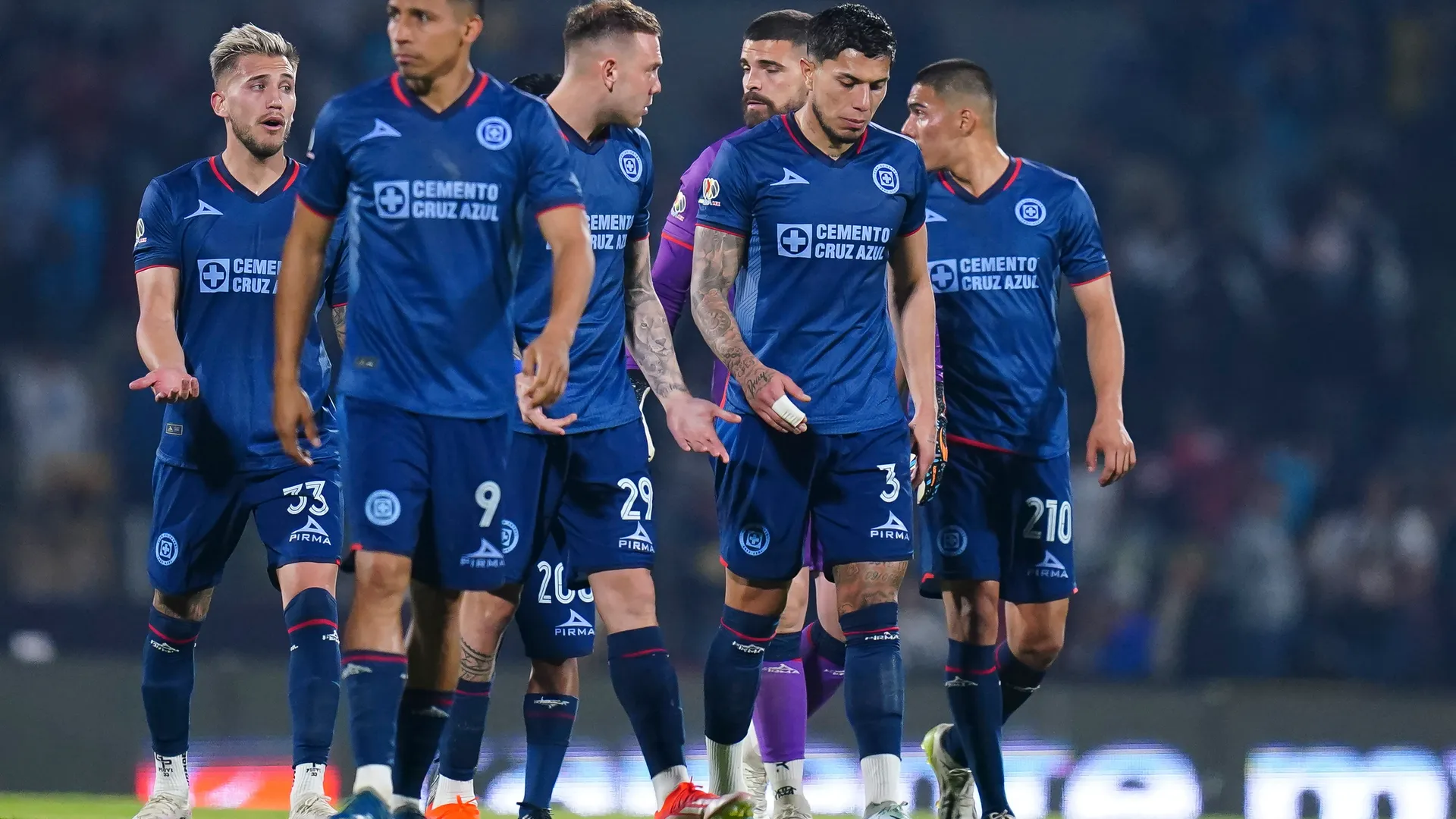 Los jugadores de Cruz Azul, rumo al vestidor en CU.