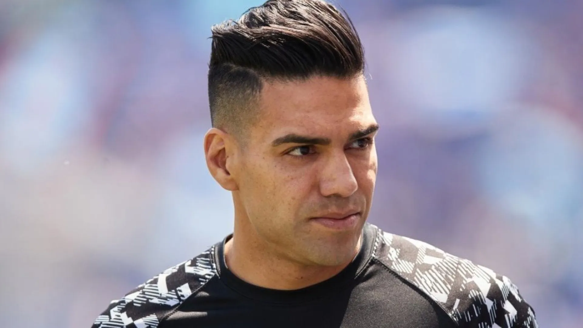 "Vente a Cruz Azul": La afición 'hace su trabajo' en un último intento de fichar a Radamel Falcao