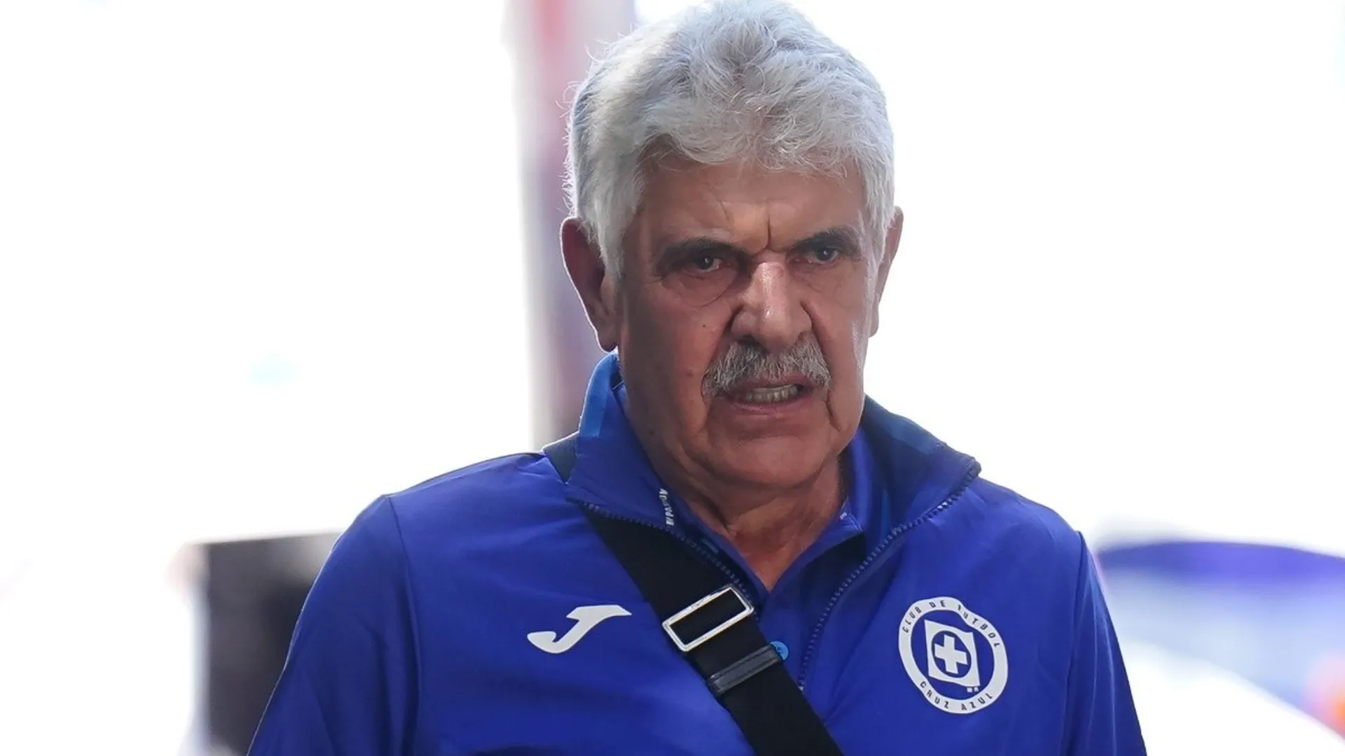 COFEPRIS analiza posible sanción contra Ricardo Ferretti por violar "Ley Antitabaco"