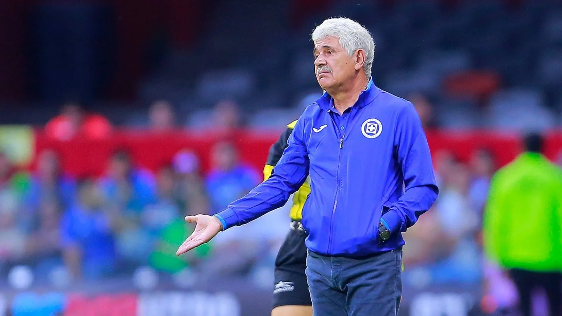 ¡Qué historia! Por darle coscorrones al Tuca Ferretti, lo despidieron…