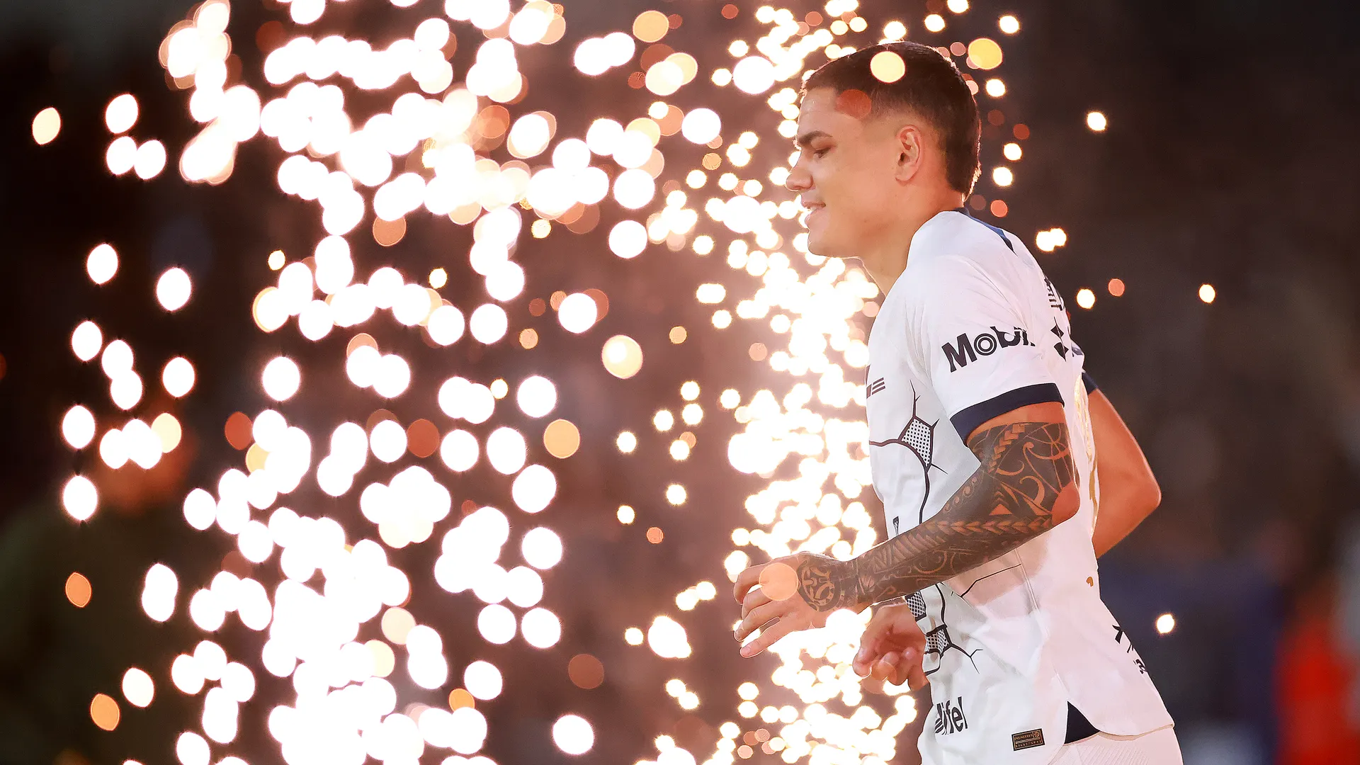 Afición de Pumas explota por primer gol del Toro Fernández con Cruz Azul