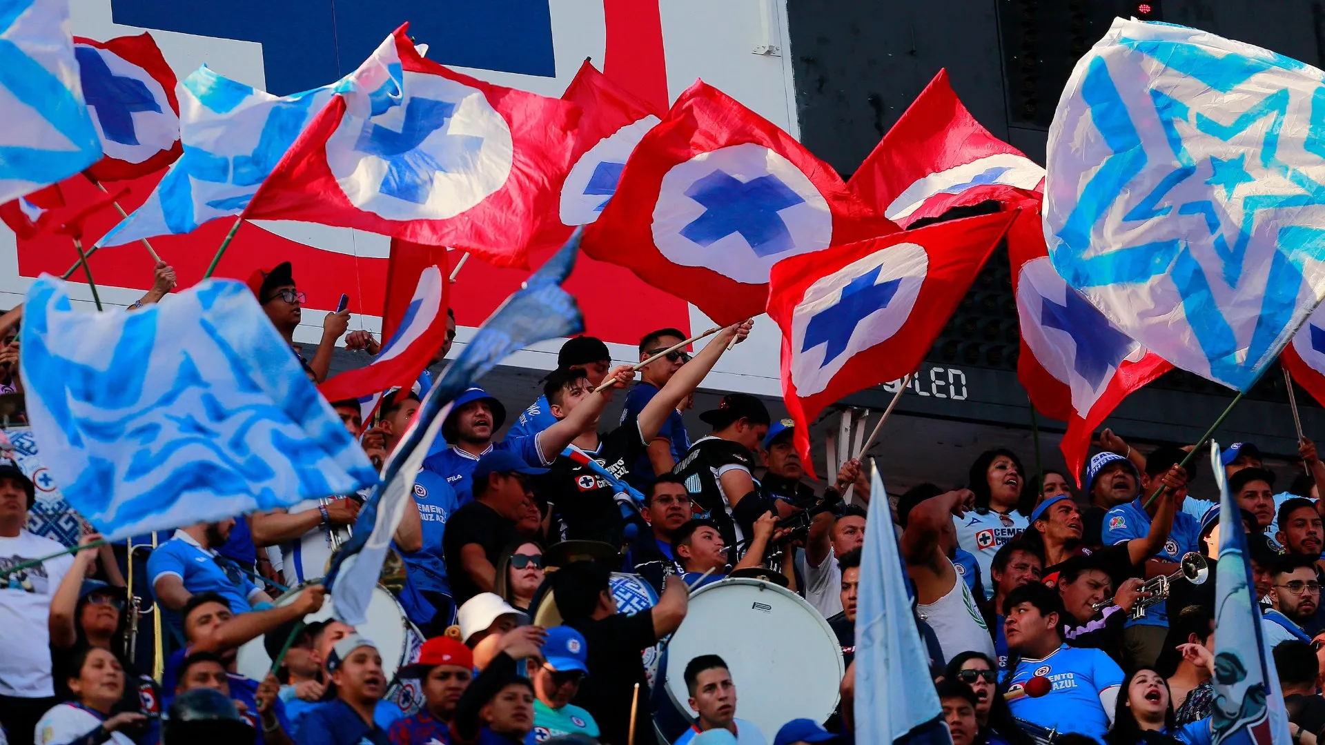 El policía que golpeó a un aficionado de Cruz Azul fue destituido de su cargo