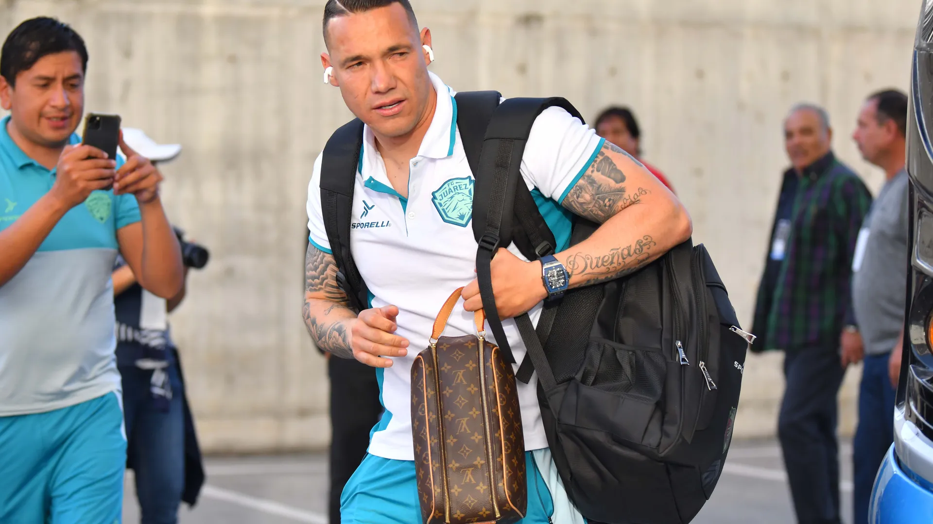 "Se quiere traer a todo su Tigres": Afición cuestiona el fichaje de Jesús Dueñas