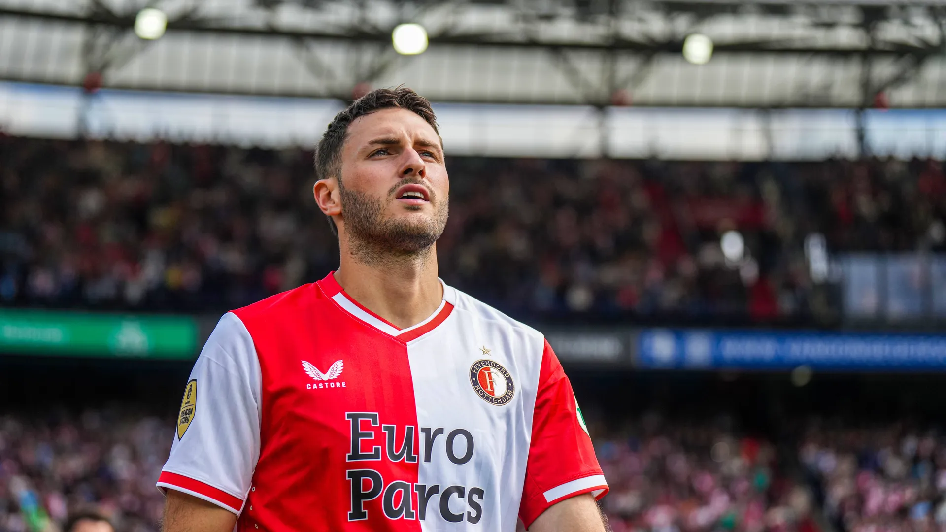 Santi Giménez renovó con el Feyenoord hasta 2027
