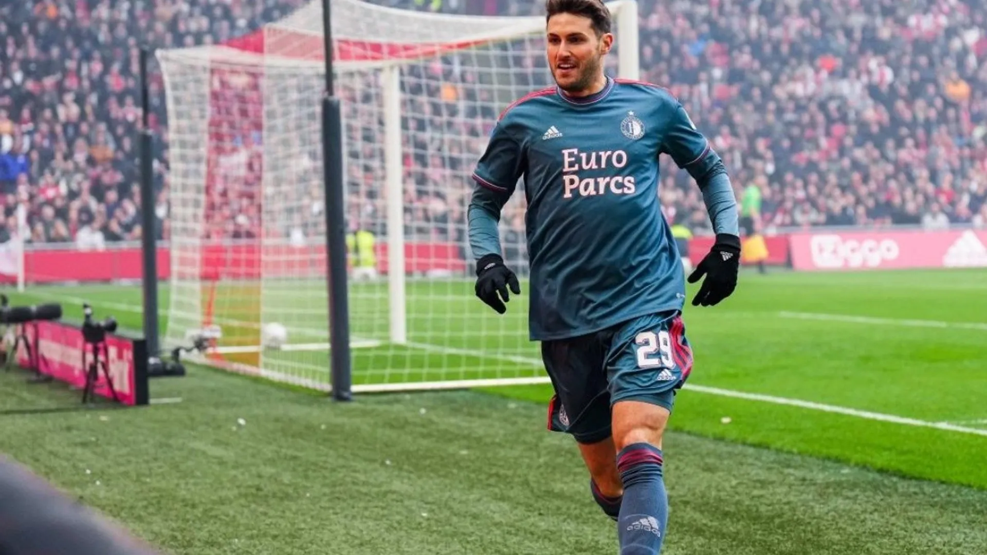Atención: Desde Portugal afirman que el Benfica irá por Santiago Giménez la próxima temporada