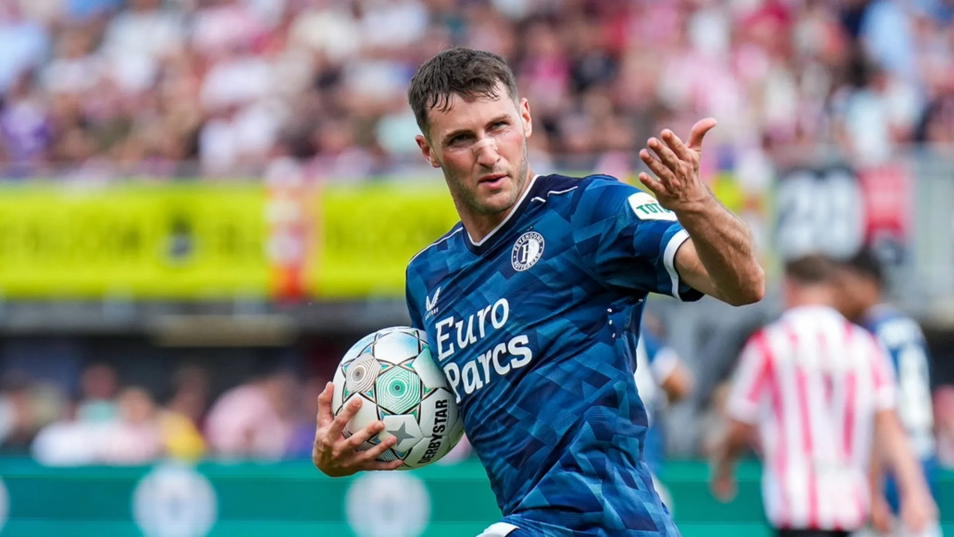 Santiago Giménez es la figura del Feyenoord