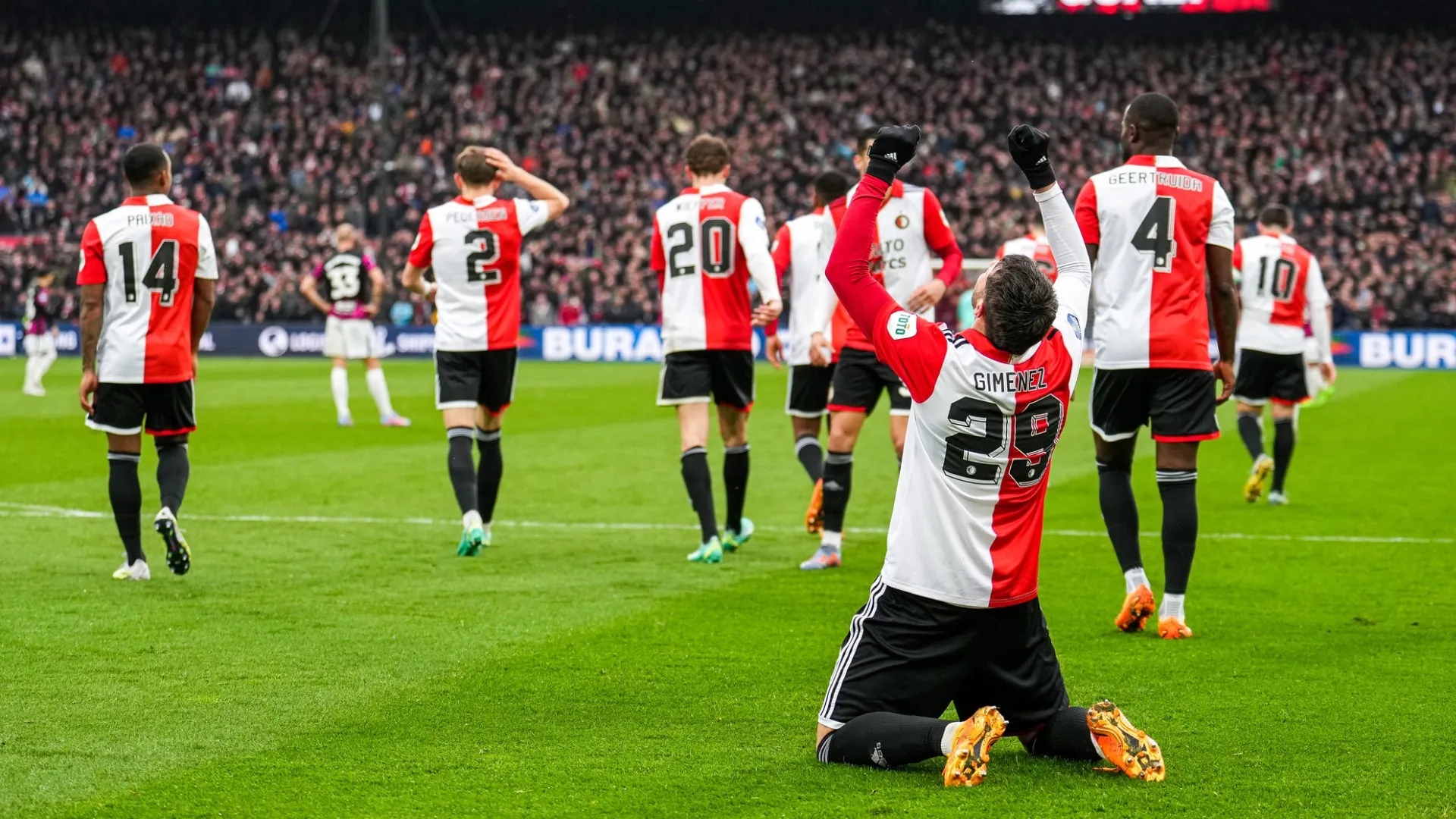 Santiago Giménez acecha liderato de goleo individual en la Eredivisie