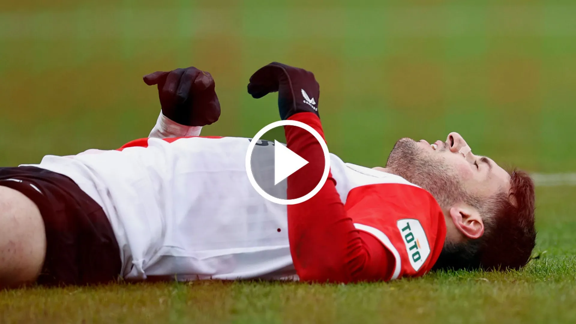 Después de su autogol en Champions, Santiago Giménez hace el blooper del año en la Eredivise