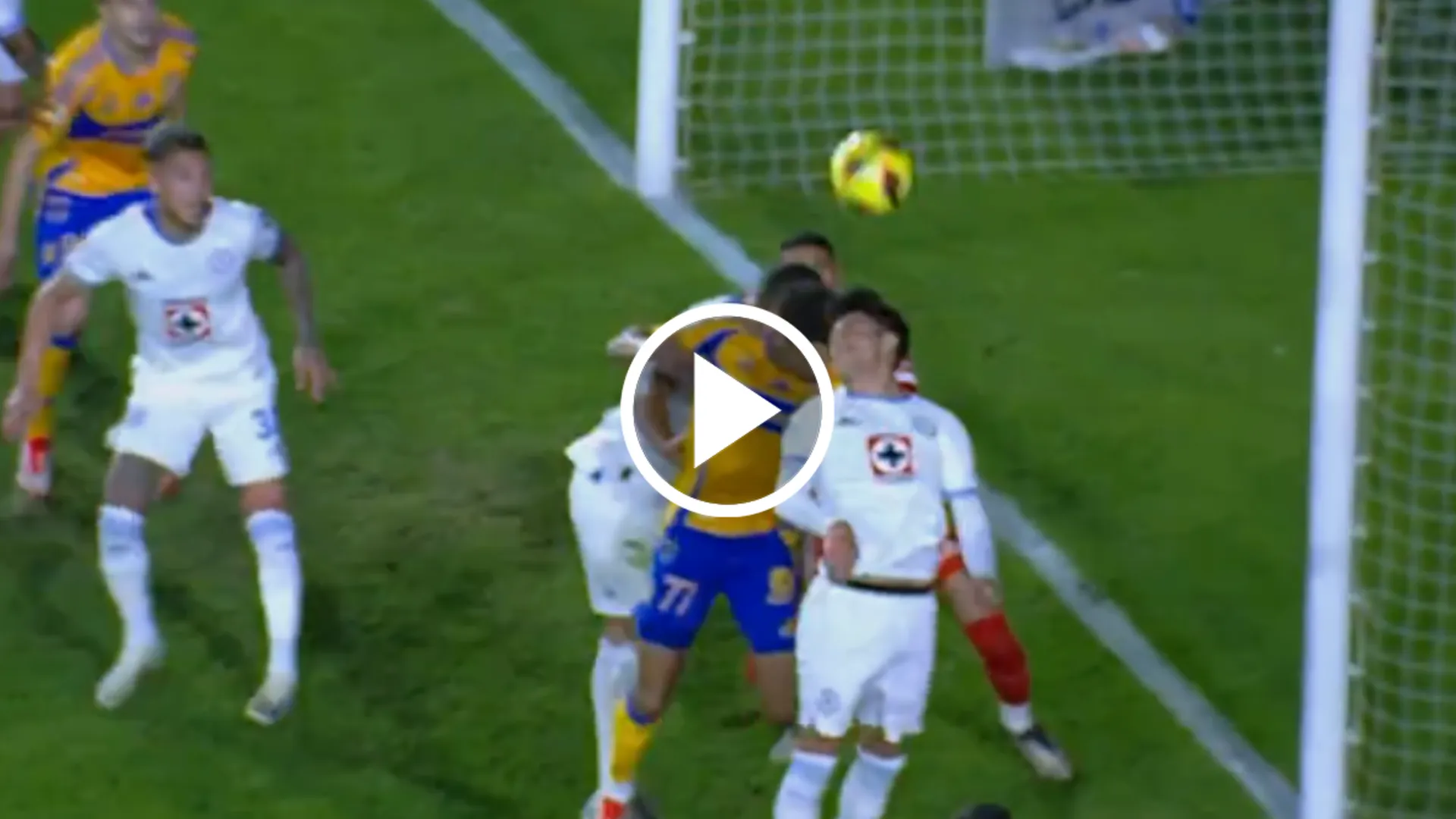 Omar Campos estuvo a punto de hacer el autogol del año en la derrota de Cruz Azul contra Tigres