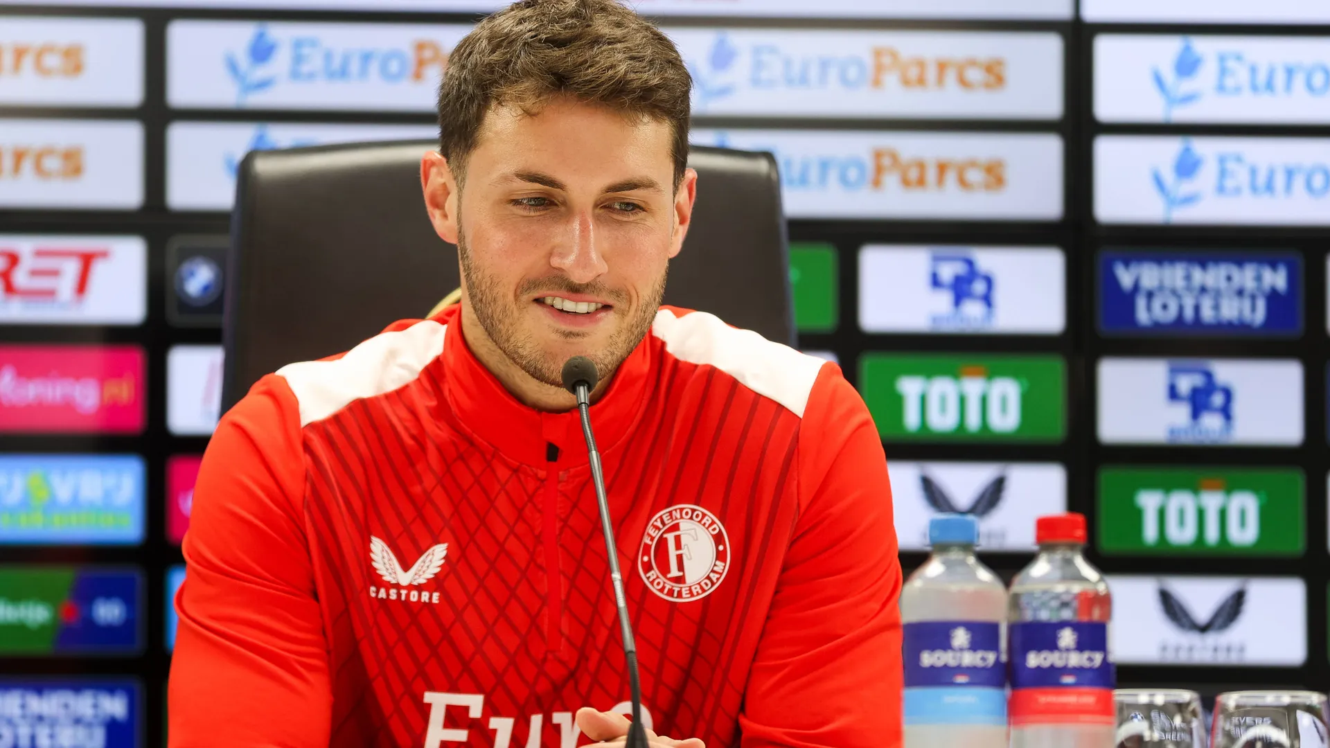 Santi Giménez es baja del Feyenoord: Arne Slot confirmó que no jugará el último partido en la Eredivisie