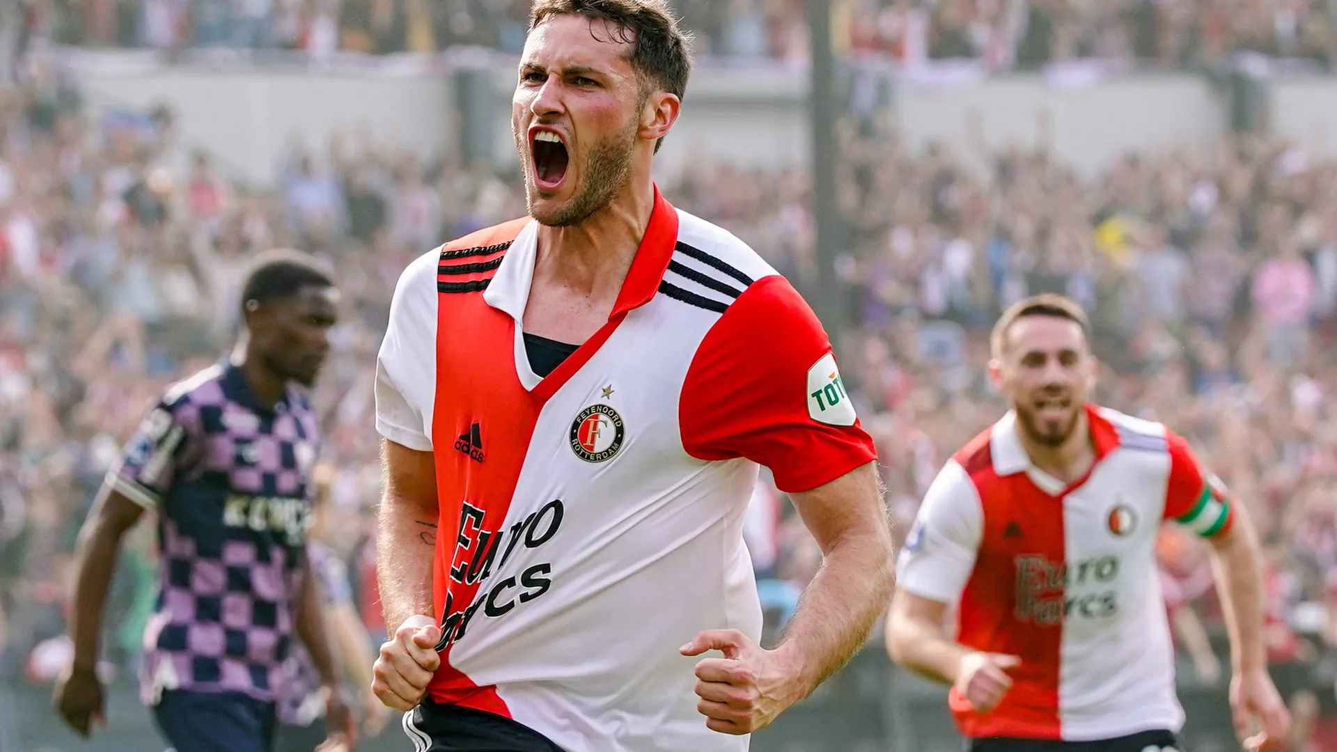 Santiago Giménez renovó con el Feyenoord hasta 2027