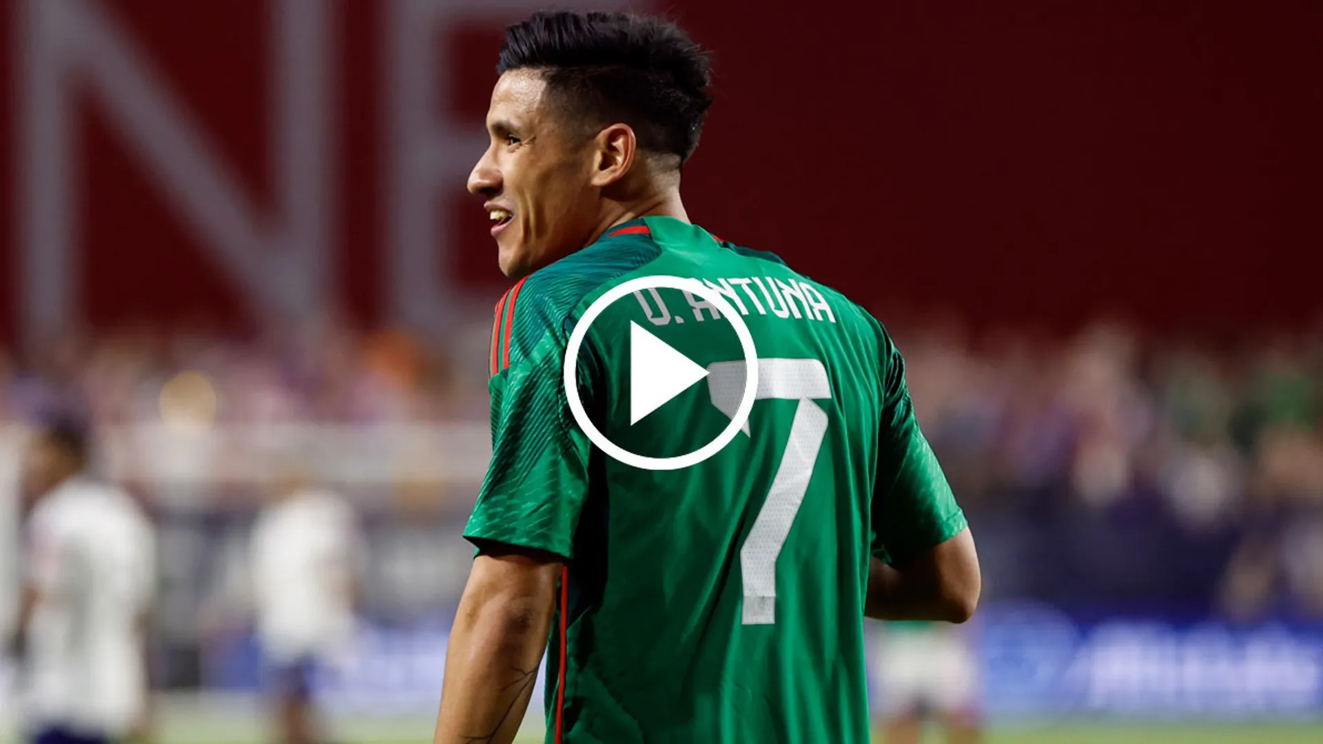 ¡Se armó la polémica! Uriel Antuna se niega a firmar playeras de Chivas y América