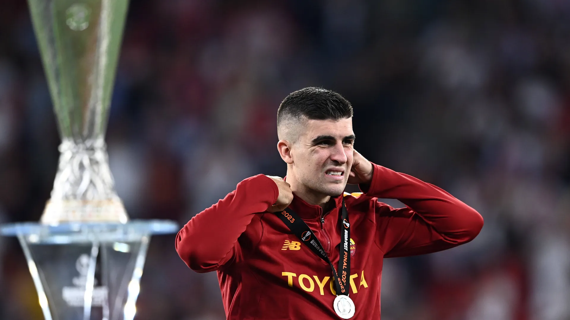 ¿Karma? El "burlón" de Santiago Giménez hace un autogol y queda subcampeón en Europa League