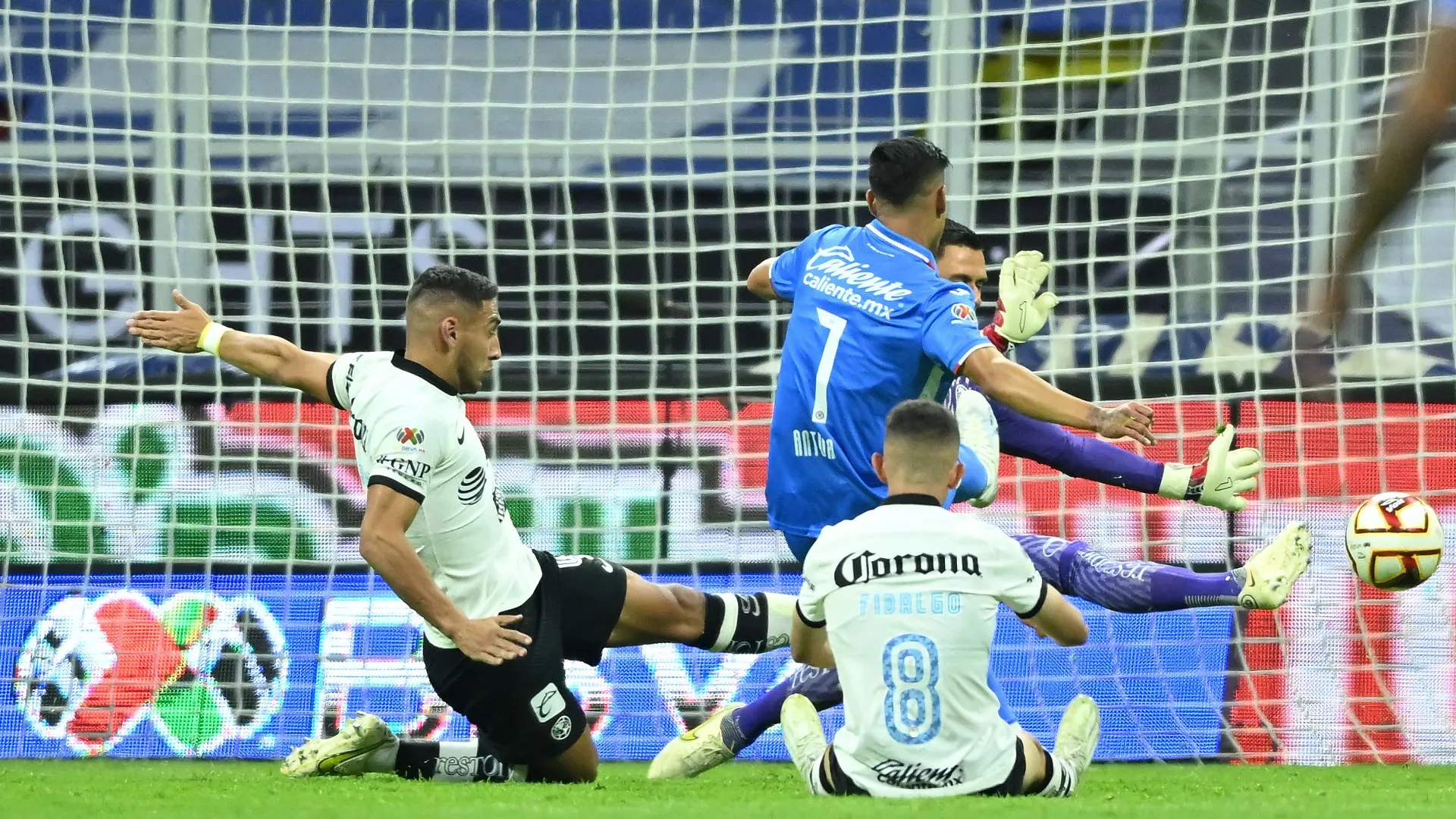 VIDEO | El Brujo Antuna abre el marcador del Clásico Joven